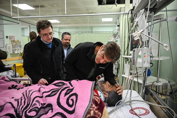 Foto - Enkazdan 296. saatte kurtarılan baba yaşadıklarını anlattı