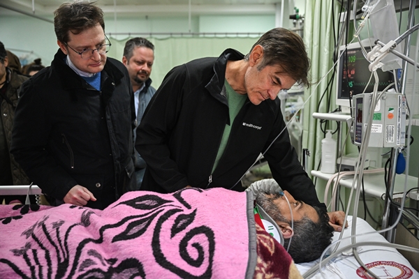 Enkazdan 296. saatte kurtarılan baba yaşadıklarını anlattı