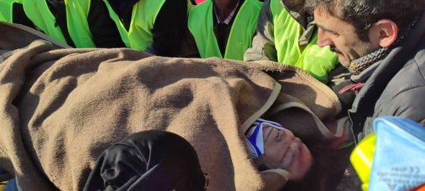 Enkazdan 85 saat sonra kurtarılan yaşlı kadının ilk sözleri!