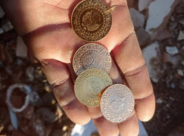 Foto - Enkazdan çıkarılan değerli eşyalar oraya gidiyor