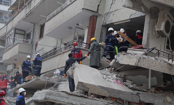 Enkazdan çıkarılana su verilir mi? Bu hata ölüme sebep oluyor