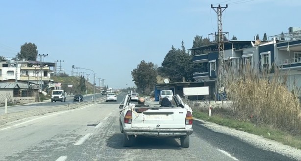 Enkazdan çıkarttığı yarım aracıyla trafikte görüntülendi! 'Tehlikeli ama...'