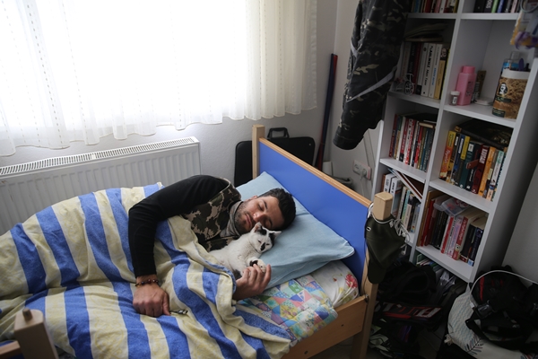 Foto - Enkazdan kurtararak sahiplendiği kediyi kucağından düşürmüyor