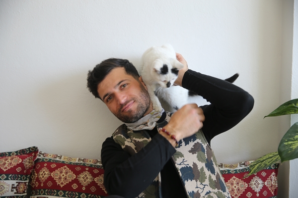 Foto - Enkazdan kurtararak sahiplendiği kediyi kucağından düşürmüyor