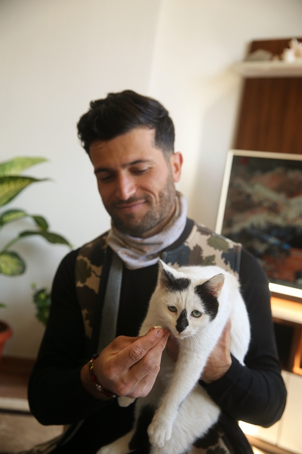 Foto - Enkazdan kurtararak sahiplendiği kediyi kucağından düşürmüyor