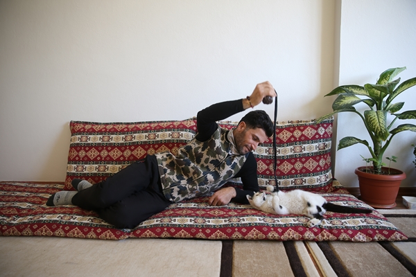 Foto - Enkazdan kurtararak sahiplendiği kediyi kucağından düşürmüyor