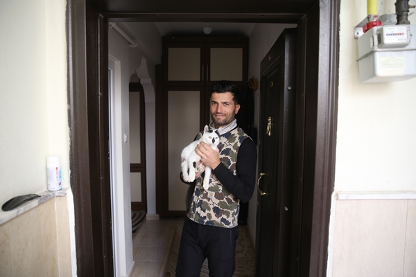 Foto - Enkazdan kurtararak sahiplendiği kediyi kucağından düşürmüyor