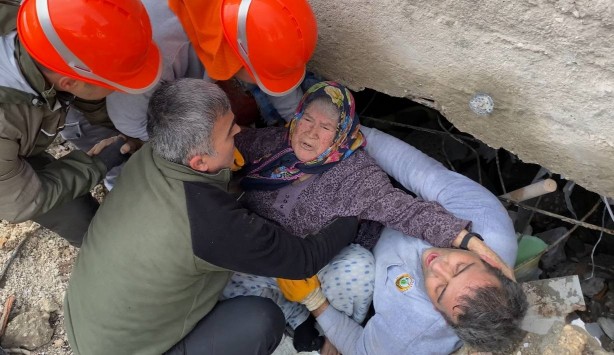 Foto - Enkazdan kurtarılan 88 yaşındaki Ümmühan nine yaşadıklarını gözyaşlarıyla anlattı