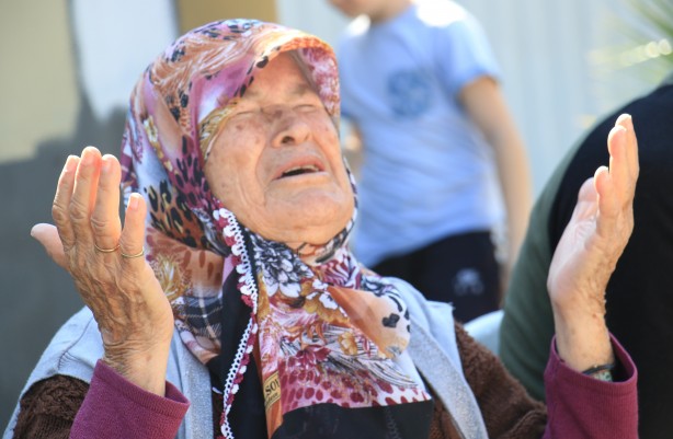 Foto - Enkazdan kurtarılan 88 yaşındaki Ümmühan nine yaşadıklarını gözyaşlarıyla anlattı