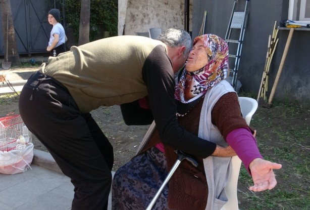 Foto - Enkazdan kurtarılan 88 yaşındaki Ümmühan nine yaşadıklarını gözyaşlarıyla anlattı