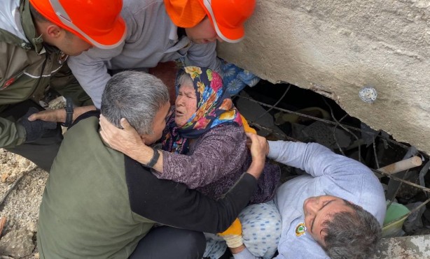 Foto - Enkazdan kurtarılan 88 yaşındaki Ümmühan nine yaşadıklarını gözyaşlarıyla anlattı