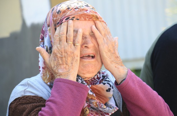Foto - Enkazdan kurtarılan 88 yaşındaki Ümmühan nine yaşadıklarını gözyaşlarıyla anlattı