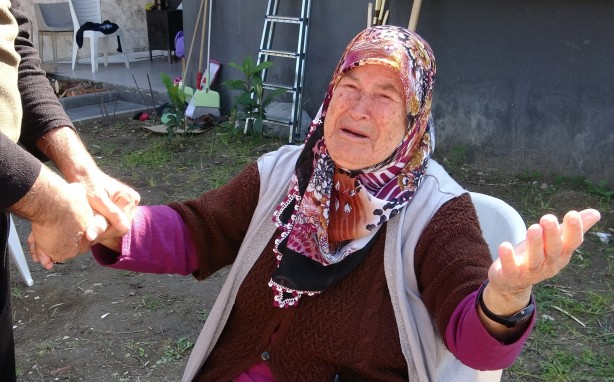 Foto - Enkazdan kurtarılan 88 yaşındaki Ümmühan nine yaşadıklarını gözyaşlarıyla anlattı