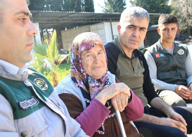Foto - Enkazdan kurtarılan 88 yaşındaki Ümmühan nine yaşadıklarını gözyaşlarıyla anlattı