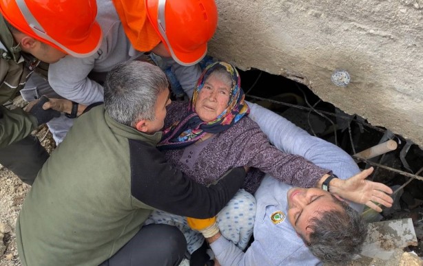 Foto - Enkazdan kurtarılan 88 yaşındaki Ümmühan nine yaşadıklarını gözyaşlarıyla anlattı