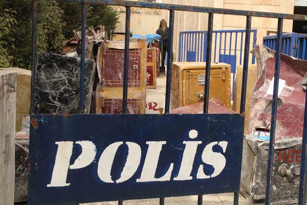 Foto - Enkazdan tam 100 adet çıktı | Hepsi polis korumasında