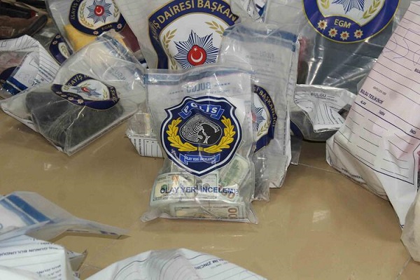 Foto - Enkazdan tam 100 adet çıktı | Hepsi polis korumasında