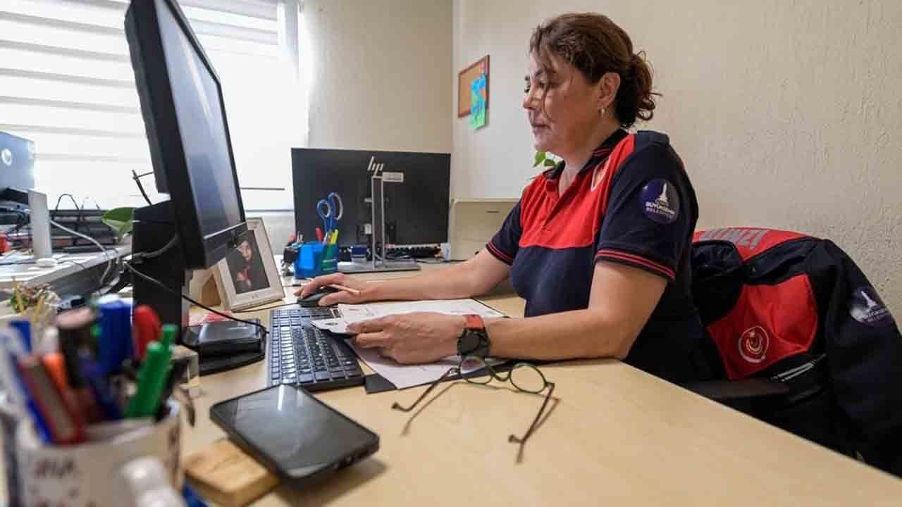 Foto - Enkazdan umuda uzanan eller: Evladını depremde kaybeden anne itfaiyeci oldu