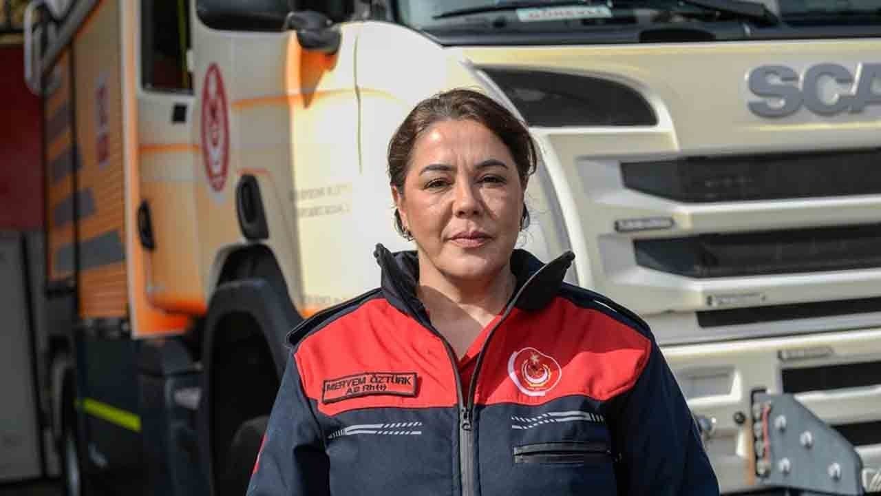 Foto - Enkazdan umuda uzanan eller: Evladını depremde kaybeden anne itfaiyeci oldu