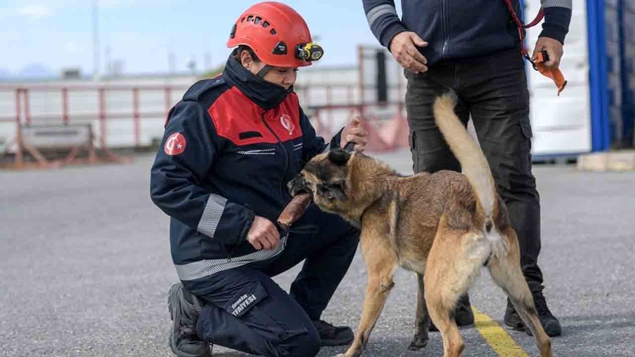 Enkazdan umuda uzanan eller: Evladını depremde kaybeden anne itfaiyeci oldu
