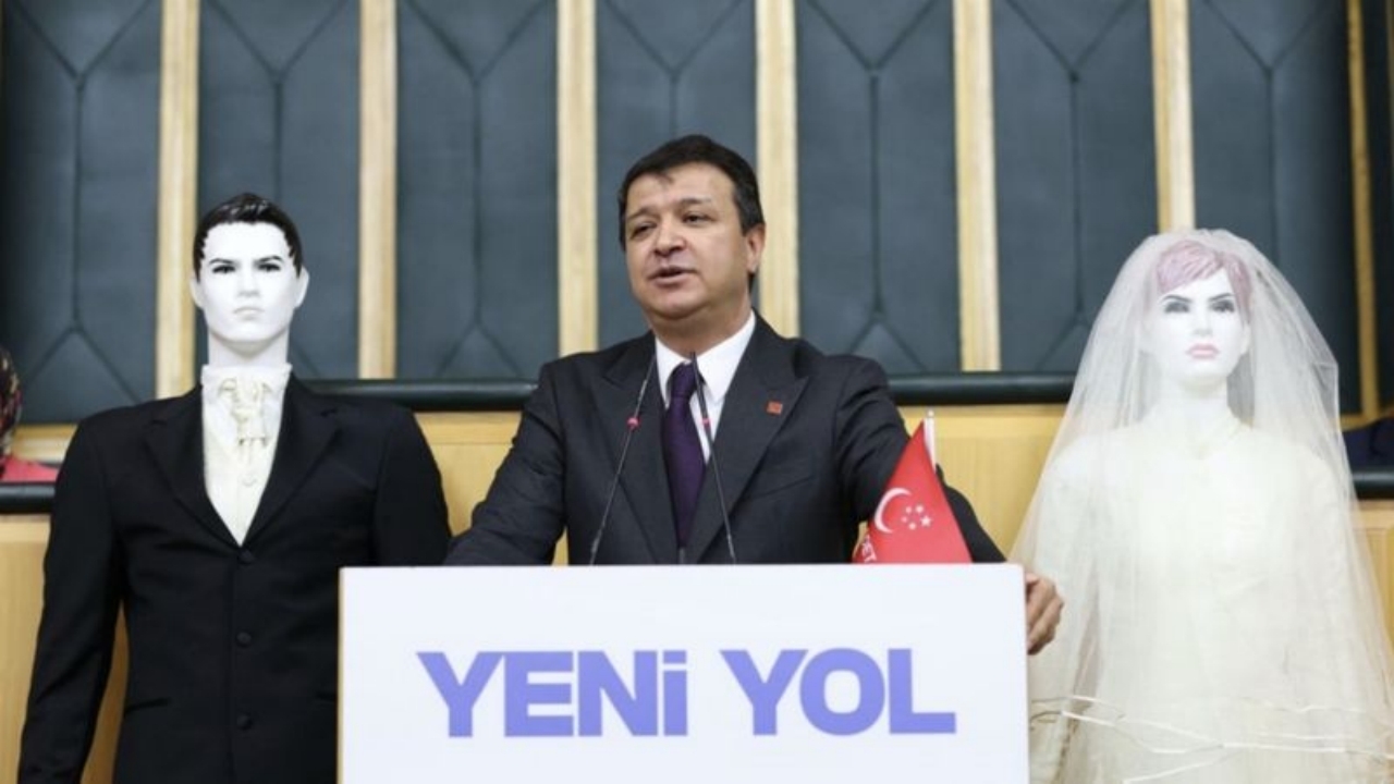 Foto - Erbakan Hoca’nın koltuğunda oturanların haline bak! Saadet Partisi lideri Meclis kürsüsüne böyle çıktı, görüntüler olay oldu