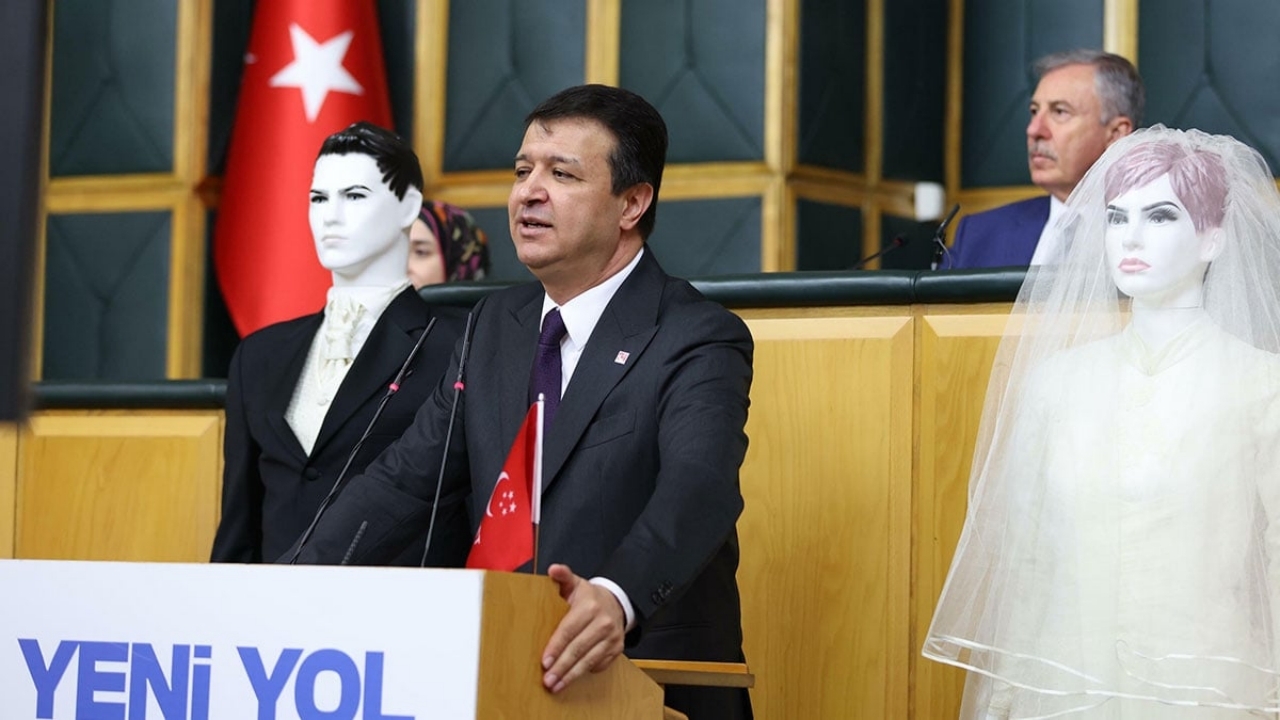 Foto - Erbakan Hoca’nın koltuğunda oturanların haline bak! Saadet Partisi lideri Meclis kürsüsüne böyle çıktı, görüntüler olay oldu