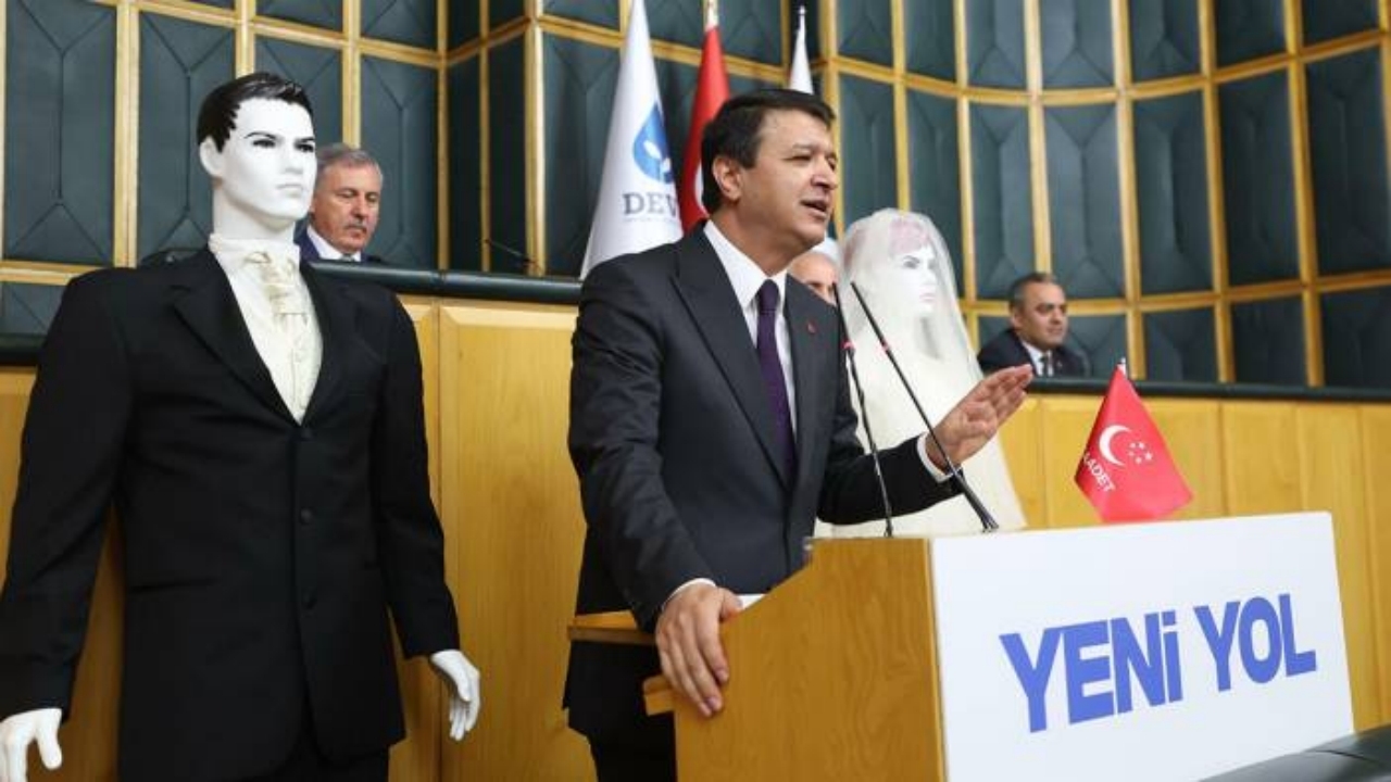 Foto - Erbakan Hoca’nın koltuğunda oturanların haline bak! Saadet Partisi lideri Meclis kürsüsüne böyle çıktı, görüntüler olay oldu