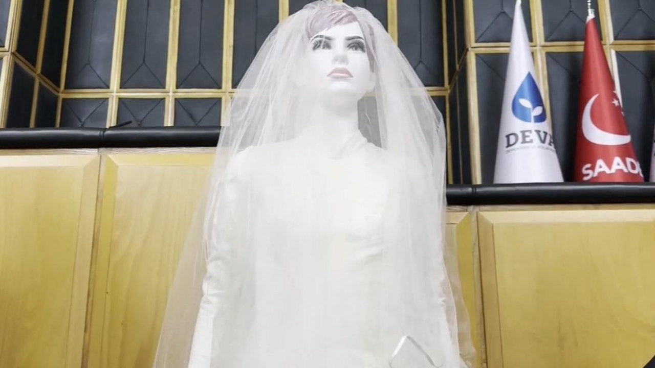 Foto - Erbakan Hoca’nın koltuğunda oturanların haline bak! Saadet Partisi lideri Meclis kürsüsüne böyle çıktı, görüntüler olay oldu