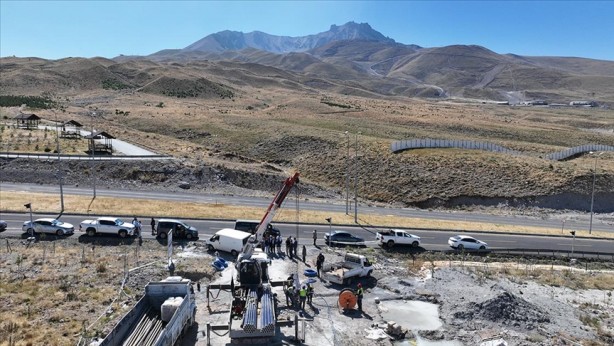 Foto - Erciyes Dağı'nda sondaj vuruldu! Birden yerin altından fışkırmaya başladı... Müjde Türkiye'ye verildi