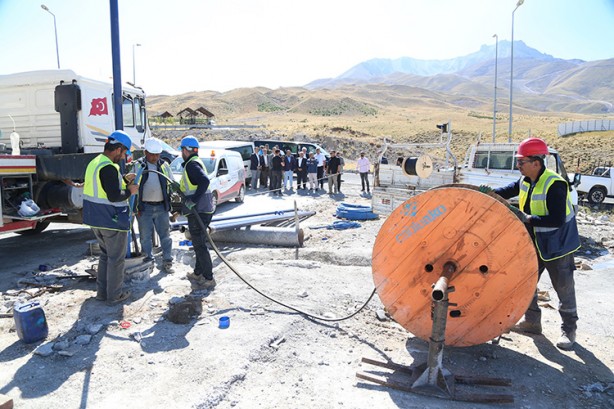 Foto - Erciyes Dağı'nda sondaj vuruldu! Birden yerin altından fışkırmaya başladı... Müjde Türkiye'ye verildi