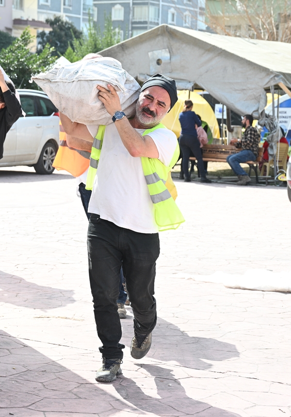Foto - "Erdal Bakkal" da depremzedelerin yardımına koştu