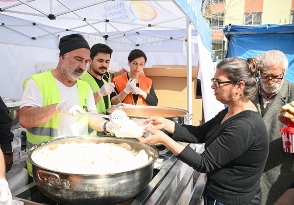 Foto - "Erdal Bakkal" da depremzedelerin yardımına koştu