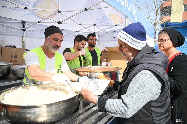 Foto - "Erdal Bakkal" da depremzedelerin yardımına koştu
