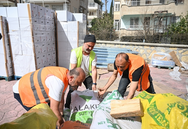Foto - "Erdal Bakkal" da depremzedelerin yardımına koştu