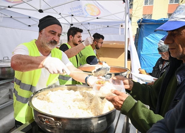 "Erdal Bakkal" da depremzedelerin yardımına koştu