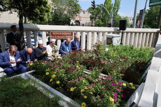 Foto - Erdoğan, büyük günün eşiğinde Rahmetli Erbakan'ın kabrini ziyaret etti...
