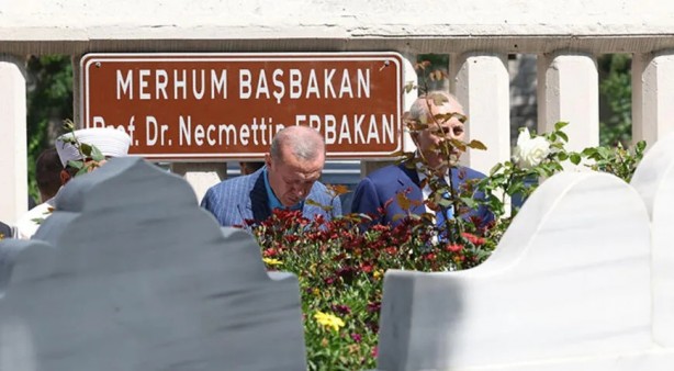 Erdoğan, büyük günün eşiğinde Rahmetli Erbakan'ın kabrini ziyaret etti...