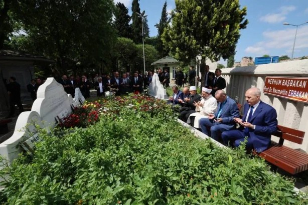 Foto - Erdoğan, büyük günün eşiğinde Rahmetli Erbakan'ın kabrini ziyaret etti...