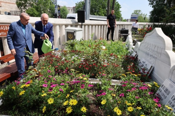 Foto - Erdoğan, büyük günün eşiğinde Rahmetli Erbakan'ın kabrini ziyaret etti...