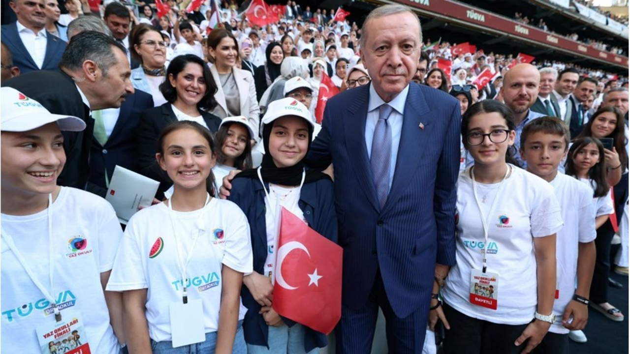 Erdoğan için statta yapılan koreografi olay oldu! İki yanına öyle şeyler koydular ki, gören dönüp bir daha baktı 