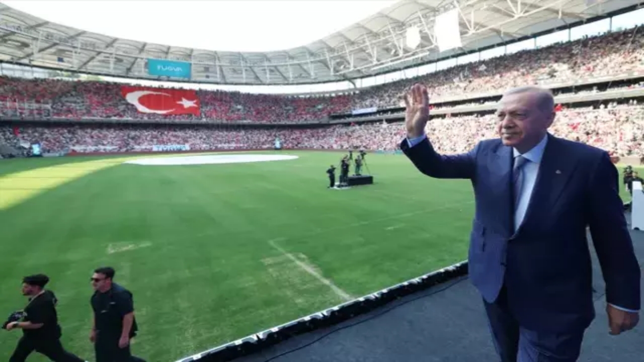 Foto - Erdoğan için statta yapılan koreografi olay oldu! İki yanına öyle şeyler koydular ki, gören dönüp bir daha baktı 