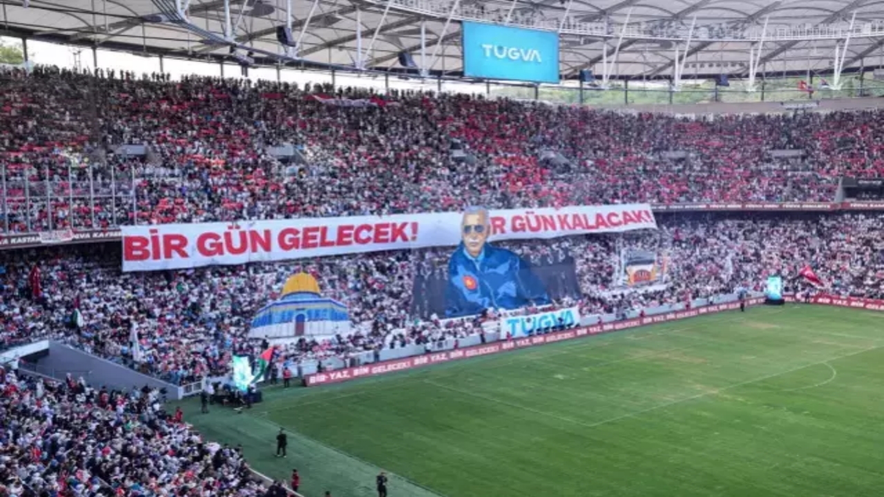 Foto - Erdoğan için statta yapılan koreografi olay oldu! İki yanına öyle şeyler koydular ki, gören dönüp bir daha baktı 