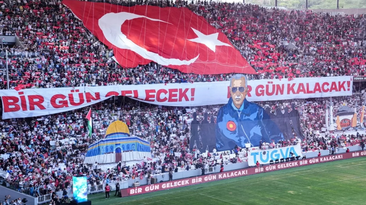 Foto - Erdoğan için statta yapılan koreografi olay oldu! İki yanına öyle şeyler koydular ki, gören dönüp bir daha baktı 