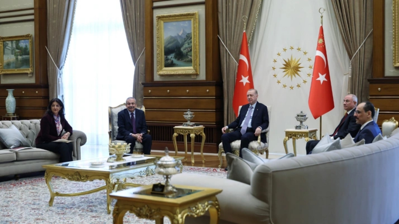 Erdoğan ile DEM heyeti arasındaki tarihi görüşmenin şifreleri ortaya çıktı! Olay MİT mesajı ve Sırrı Süreyya Önder detayı