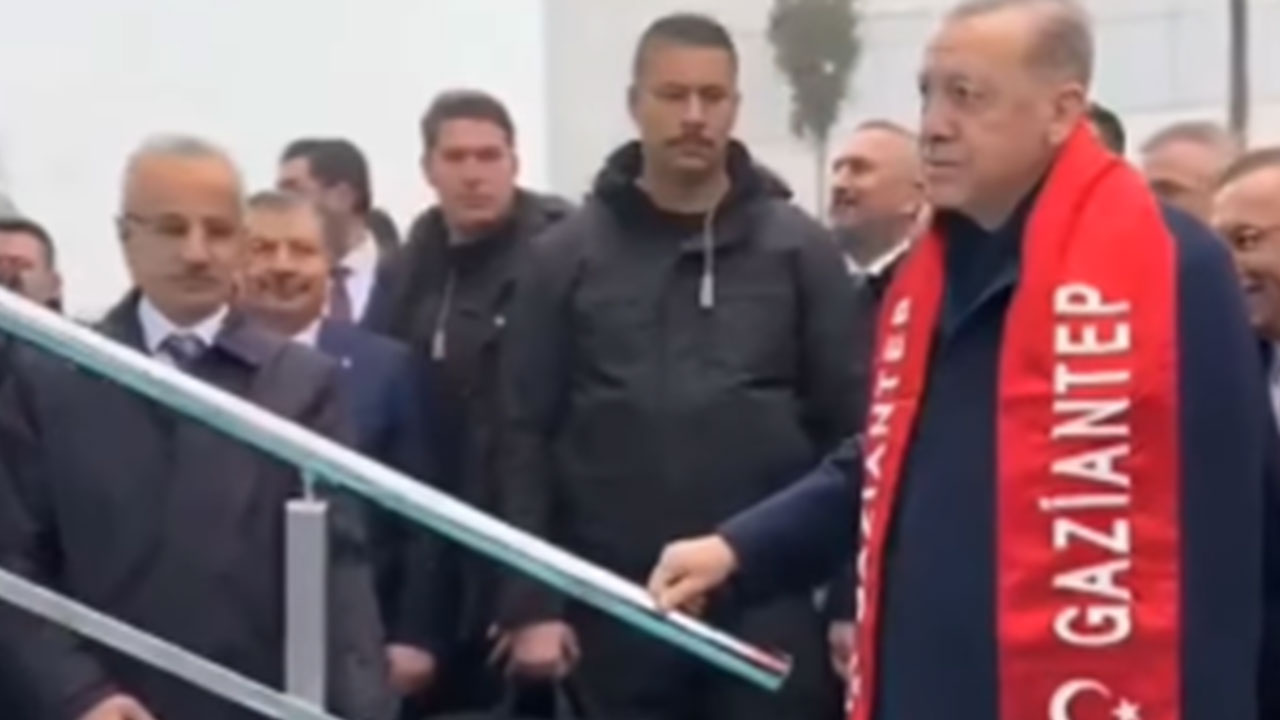 Foto - 'Erdoğan ıslanmasın diye merdiven korkuluğunu sildi' denilmişti! Bakan bu hareketi neden yaptığını açıkladı