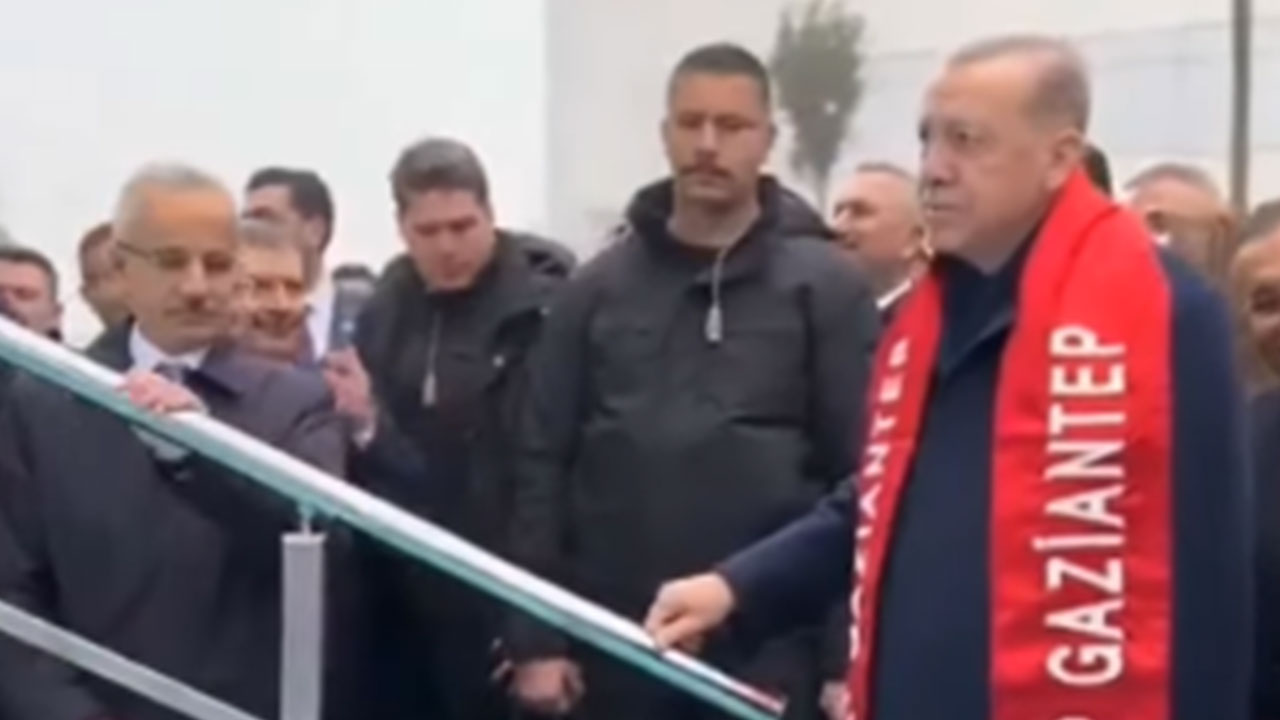 Foto - 'Erdoğan ıslanmasın diye merdiven korkuluğunu sildi' denilmişti! Bakan bu hareketi neden yaptığını açıkladı