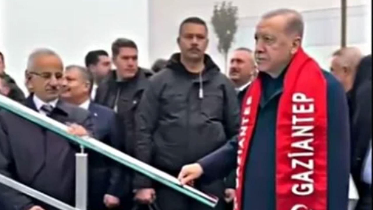 Foto - 'Erdoğan ıslanmasın diye merdiven korkuluğunu sildi' denilmişti! Bakan bu hareketi neden yaptığını açıkladı