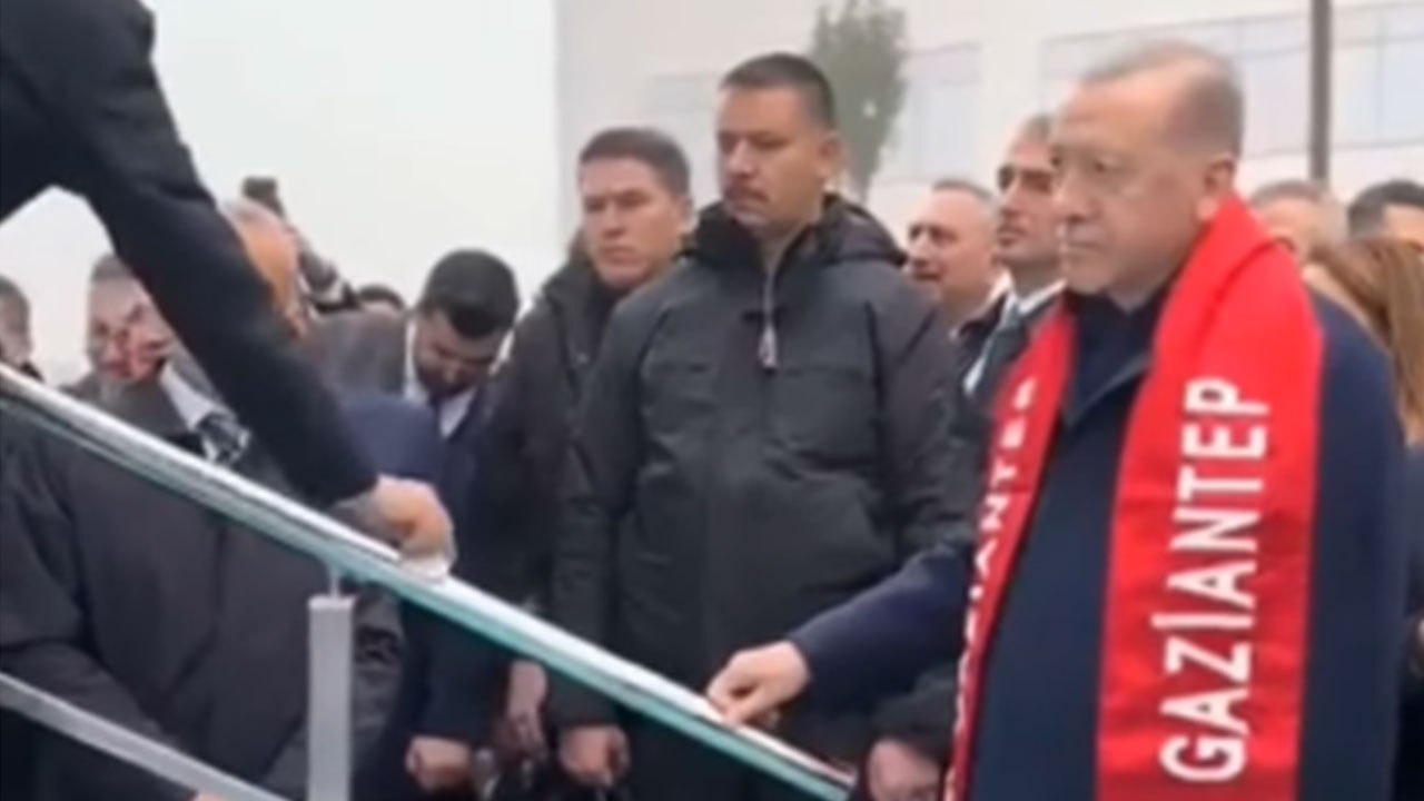 Foto - 'Erdoğan ıslanmasın diye merdiven korkuluğunu sildi' denilmişti! Bakan bu hareketi neden yaptığını açıkladı