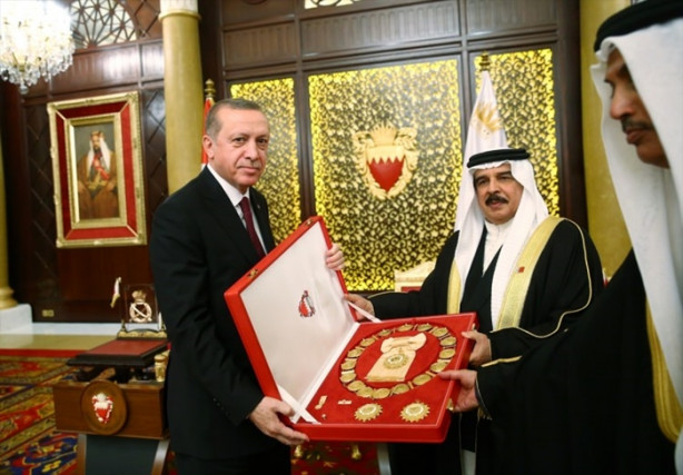 Foto - Erdoğan’a Şeyh İsa bin Salman Al Halife Madalyası