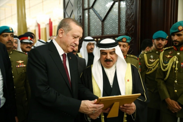 Foto - Erdoğan’a Şeyh İsa bin Salman Al Halife Madalyası